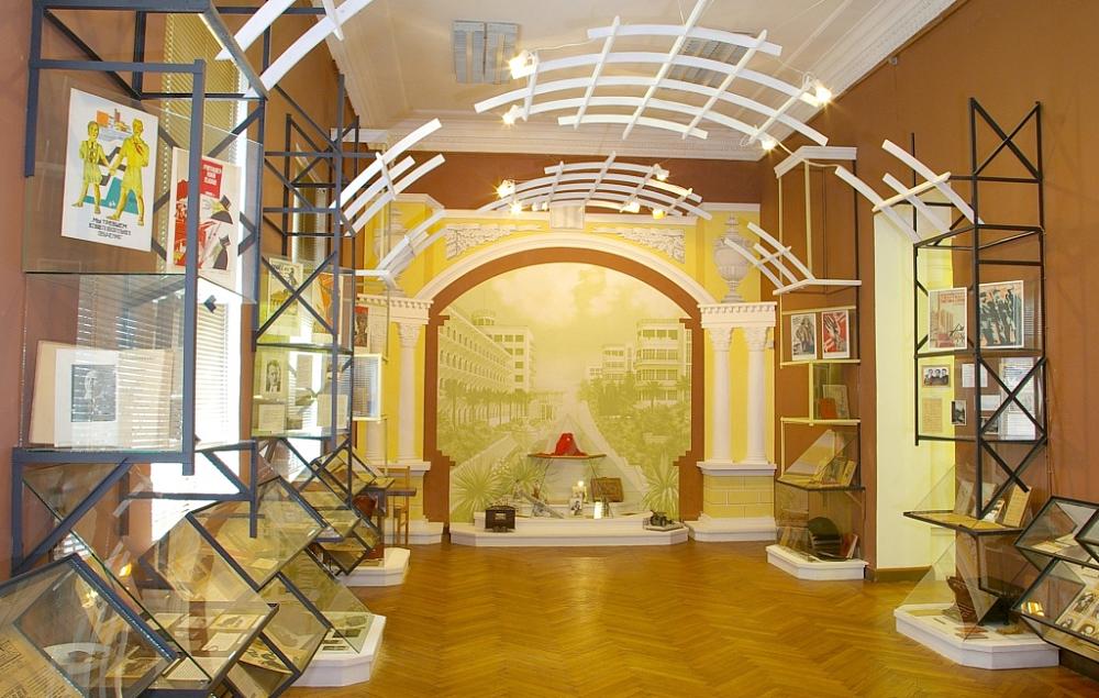 Фрагмент экспозиции "Литературный Сочи" в здании Литературной части музея. 1997 год