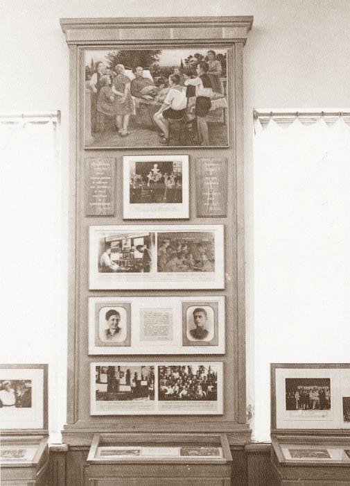 Фрагмент экспозиции в здании Литературной части музея. 1957 год