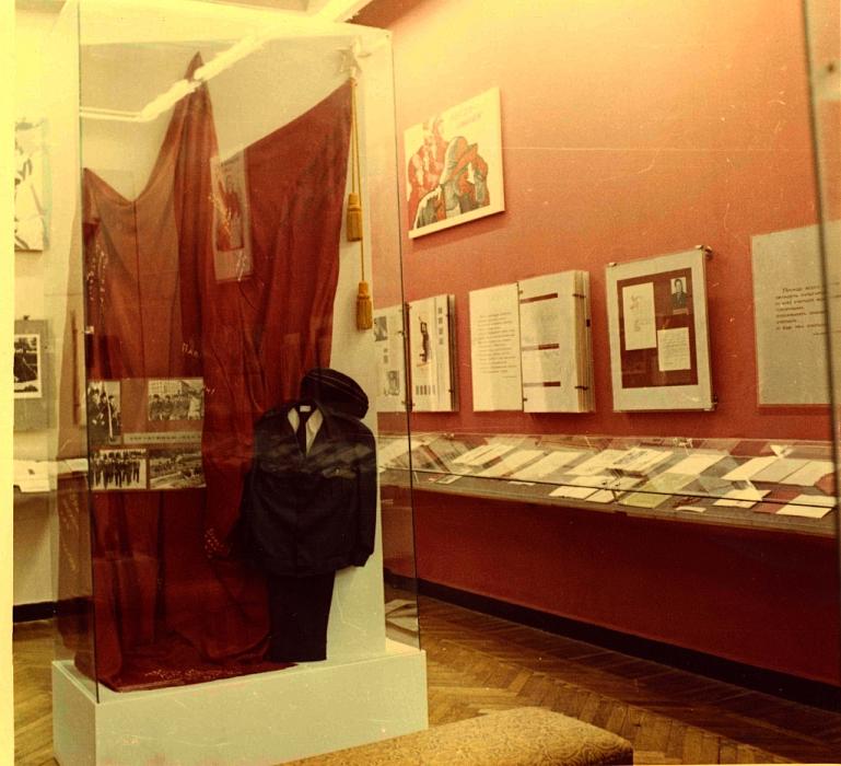 Фрагмент экспозиции в здании Литературной части музея. 1972 год