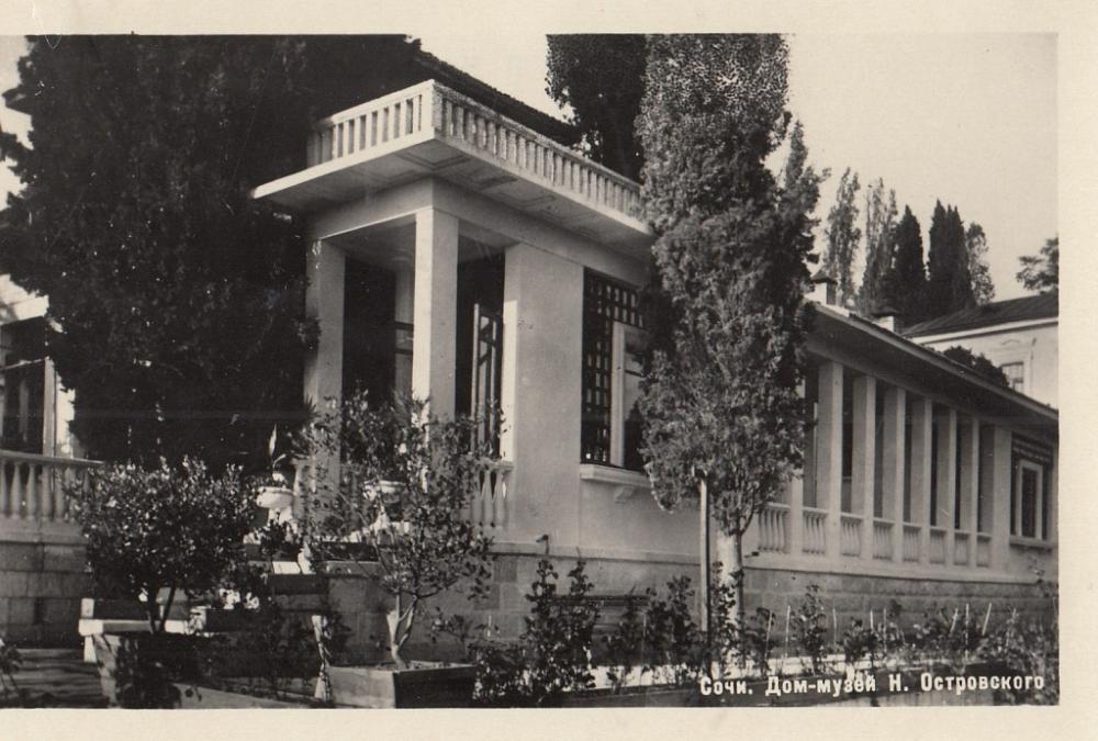 Дом-музей Николая Островского с пристроенной галерей и Выставочным павильоном на заднем плане. 1938 год