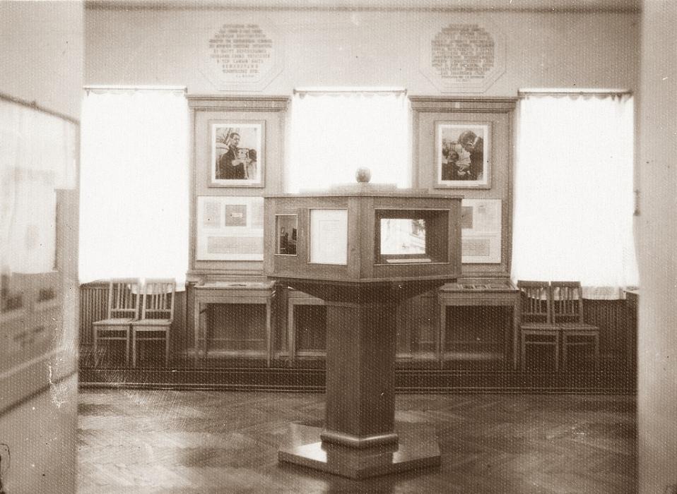 Фрагмент экспозиции в здании Литературной части музея. 1957 год