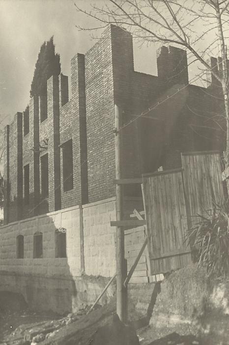 Возведение стен здания Литературного отдела музея. Февраль 1955 года