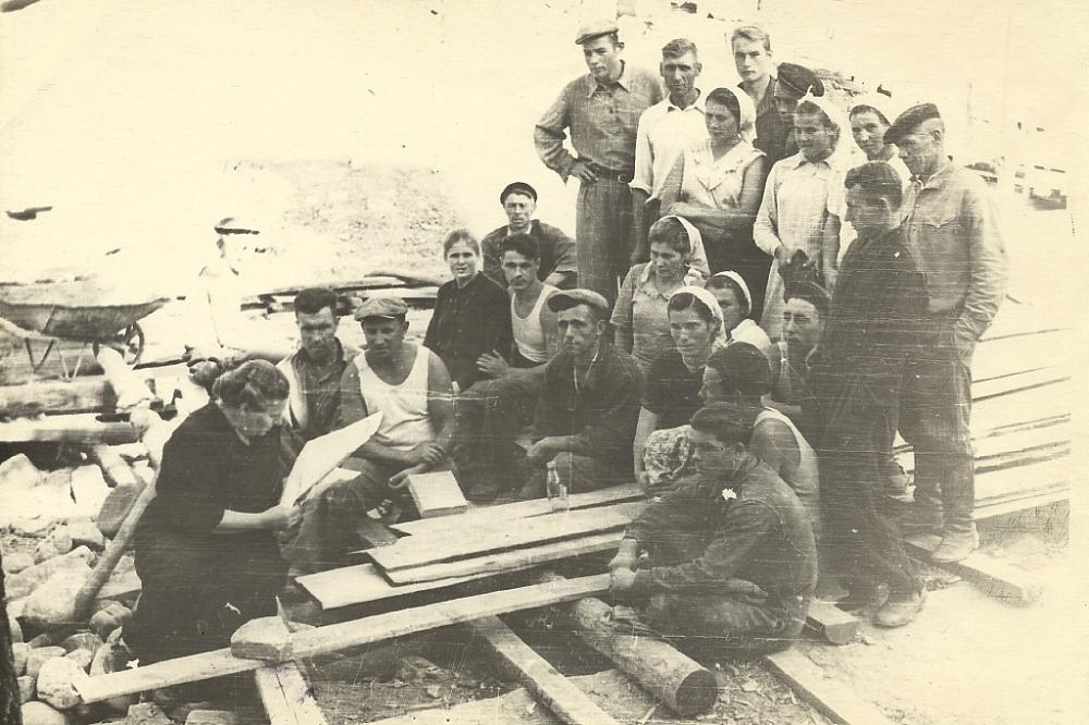 Обеденный перерыв. Е.А. Островская читает газеты. Рабочие. Строительство здания Литературного отдела музея.1953-1954 годы