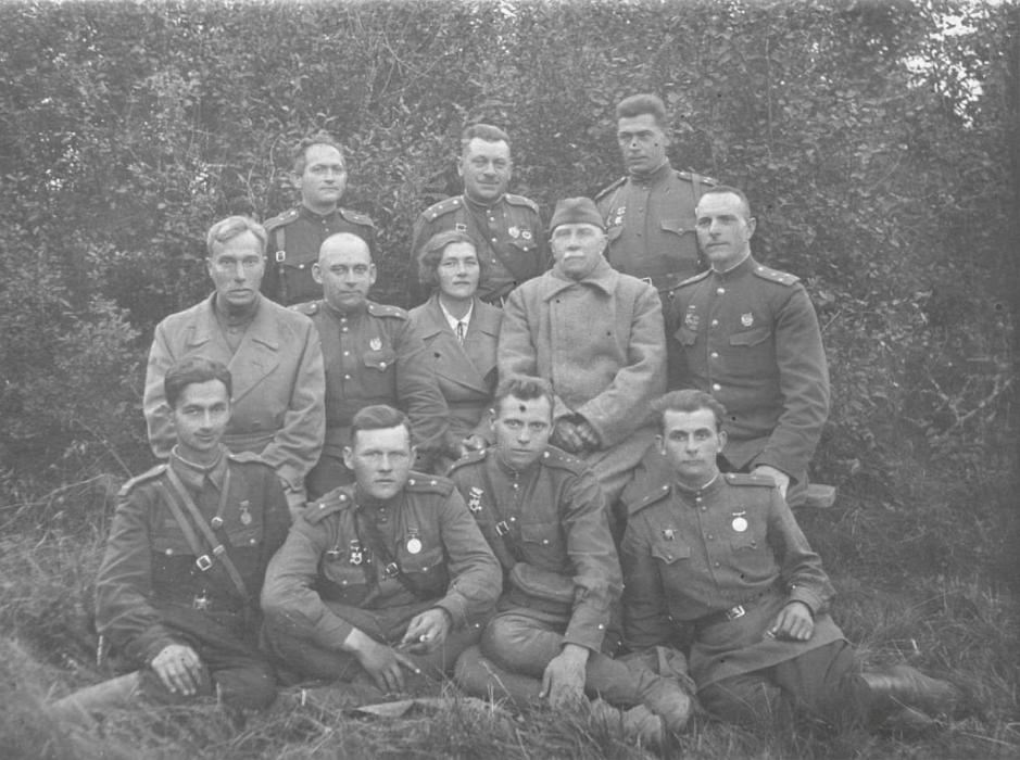 Фотоснимок н-ской дивизии с А. Серафимовичем и Р.П.Островской. 1943 год