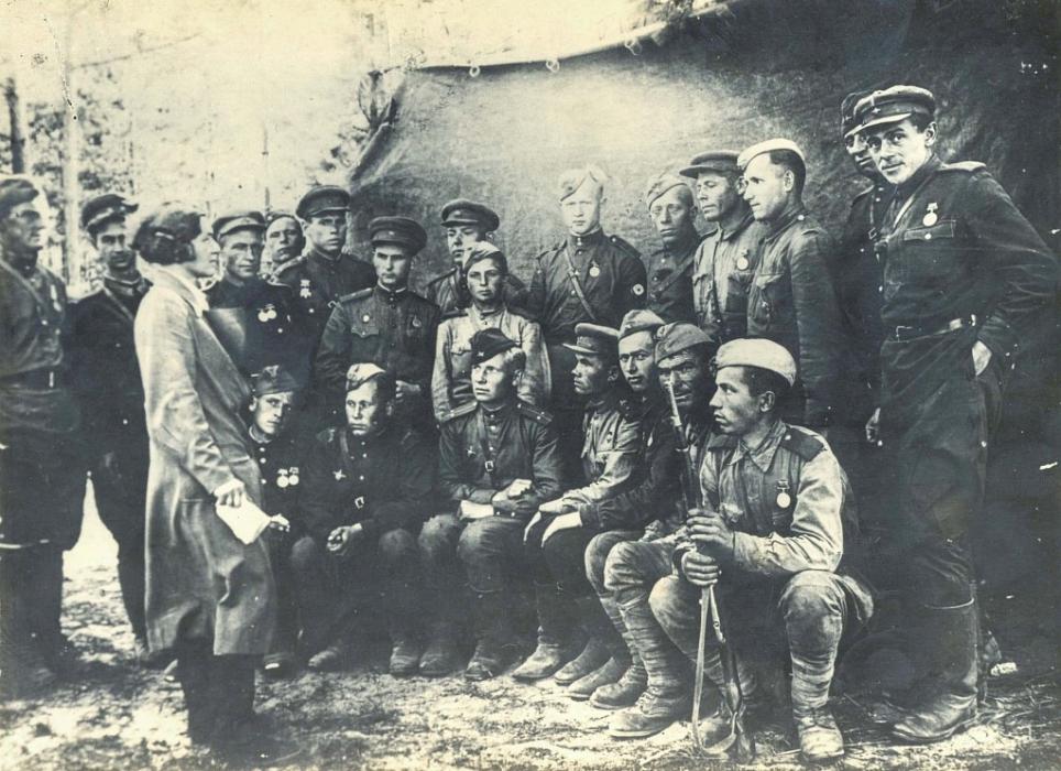 Фотоснимок встречи бойцов и офицеров генерала Червоного с Р.П. Островской. Сентябрь 1943 года