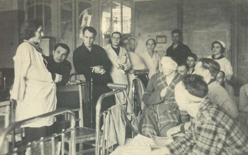 Р.П. Островская в госпитале в Москве беседует с ранеными бойцами. 1943 год