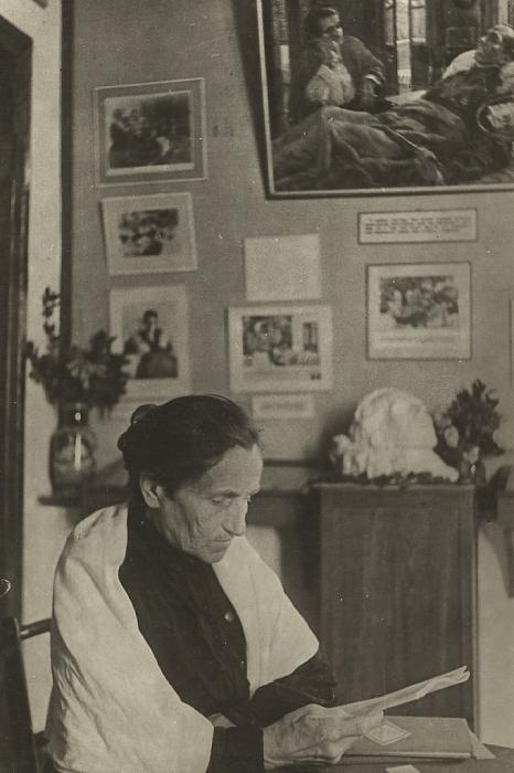 О.О. Островская в музее готовится к беседе. 1943 год