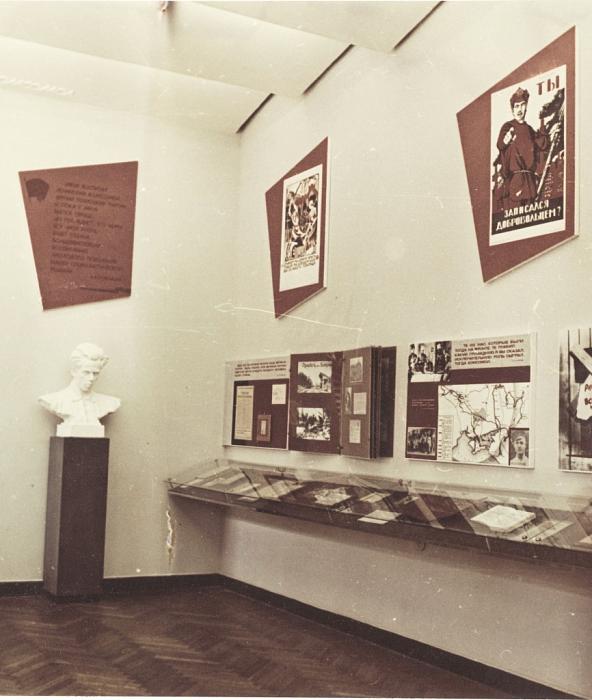 Фрагмент экспозиции в здании Литературной части музея. 1972 год