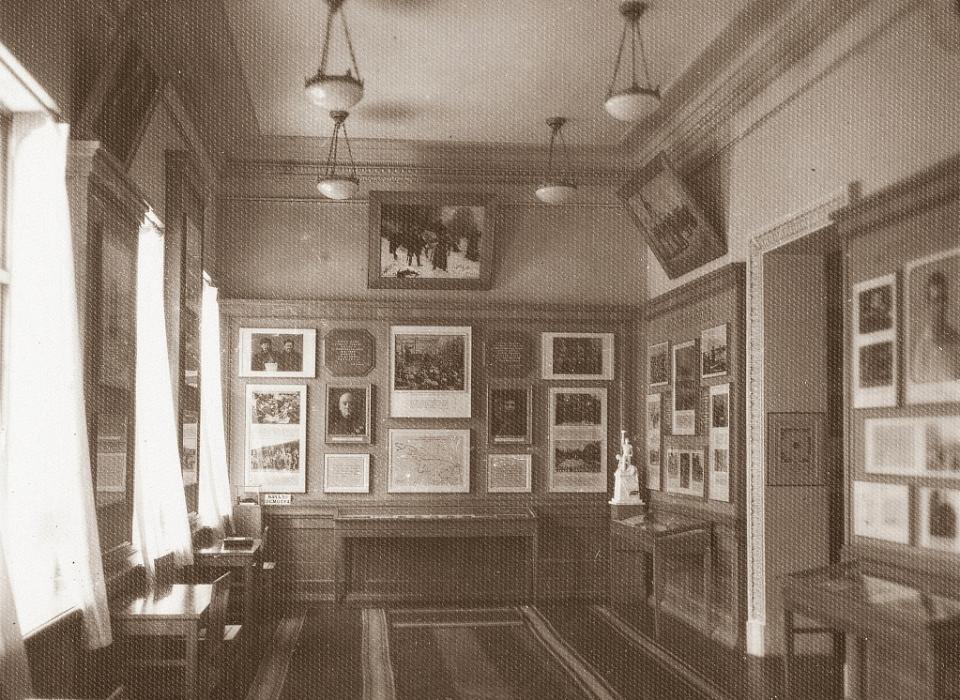 Фрагмент экспозиции в здании Литературной части музея. 1957 год